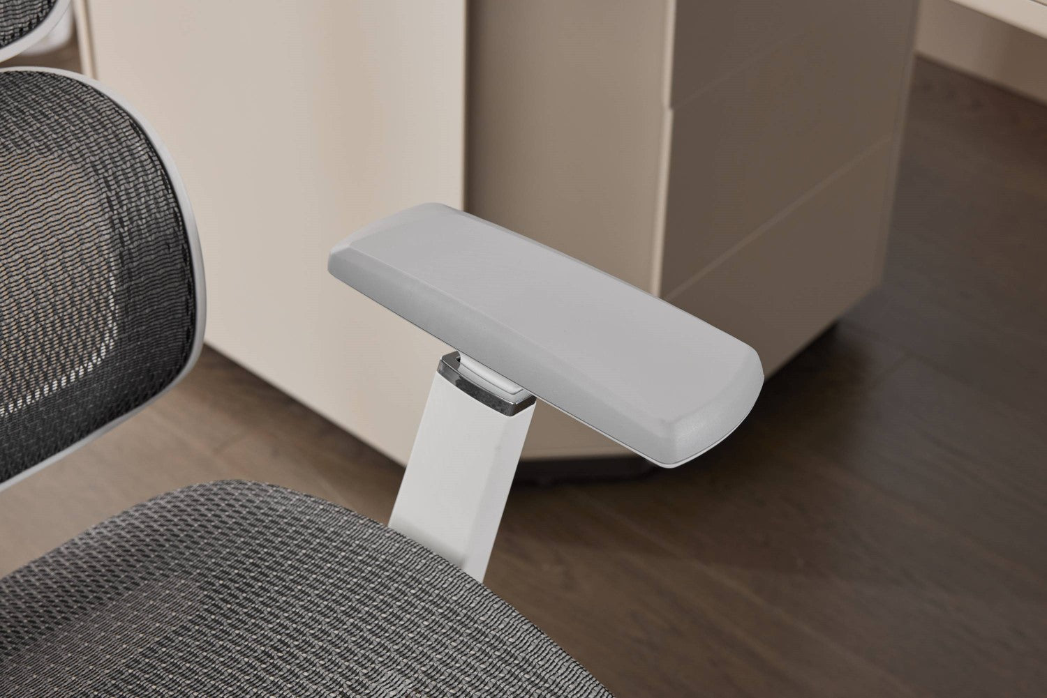 Elite Mesh Grey White Office Chair