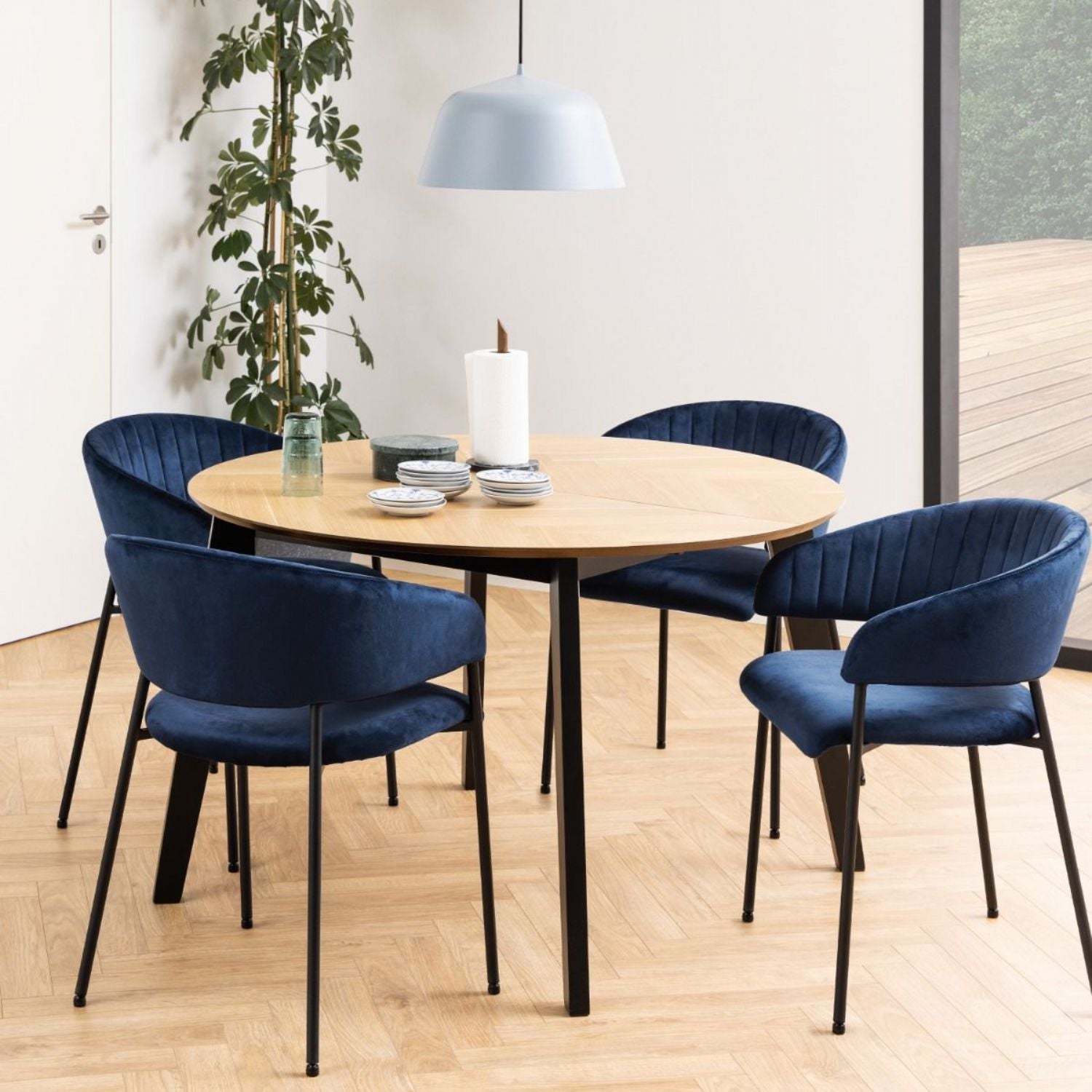 Georgetown Round Dining Table in Oak and Black