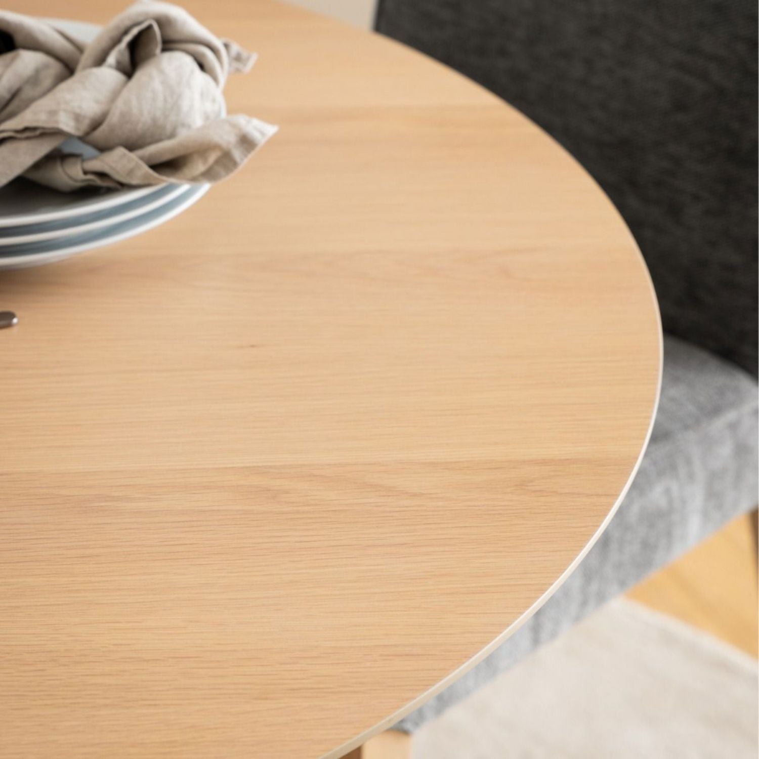 I_Duncan Round Dining Table in White Oak includes 4 Cassandra Dining Chair includes Armrest in White Oak