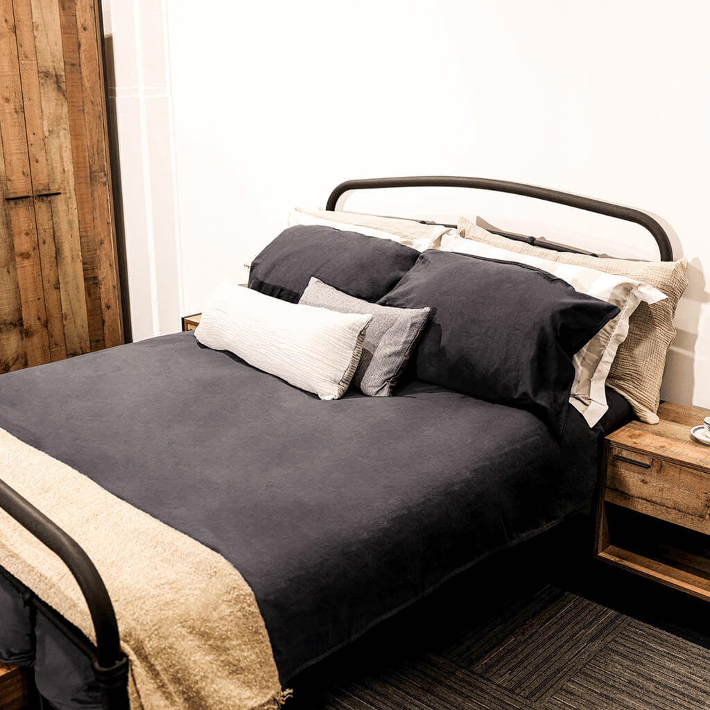 Black Metal 4ft6 Double Bed Frame with Curved Headboard