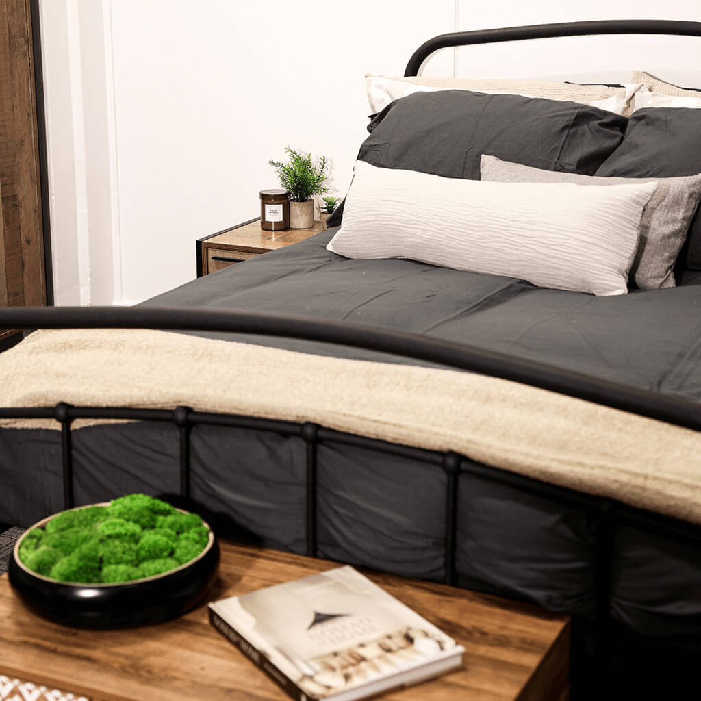 Black Metal 4ft6 Double Bed Frame with Curved Headboard